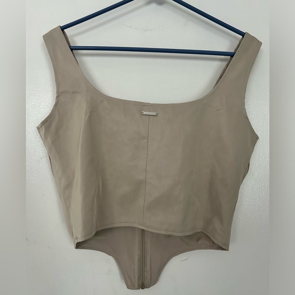 Maniere de Voir Tops| Vegan Leather - Picture 2 of 3